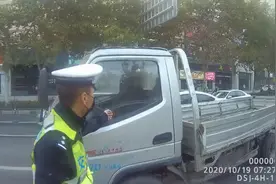 一货车司机下夜班吃早餐时喝酒解乏，结果等红灯时竟然睡着了图片