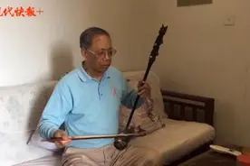 当代阿炳：77岁老人视力近乎为零，靠“闻”谱记下上千首二胡琴谱图片