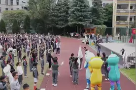 我和校长一起跑团！今天采荷三小的运动会上，出现了这样的一幕图片