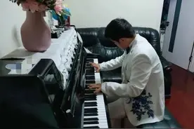 单亲妈妈养育自闭症双胞胎，26年后儿子在央视感恩献歌图片
