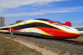 时速400公里！跨国互联互通高速动车组在唐山下线图片