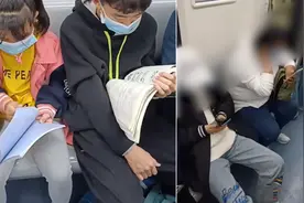 地铁乘客都在低头刷手机，两学生专注看书本