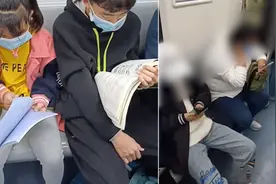 地铁乘客都在低头刷手机，两学生专注看书本