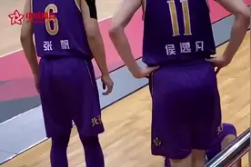 孙悦起跳封盖对手投篮 落地时摔出场外脚踝受伤图片