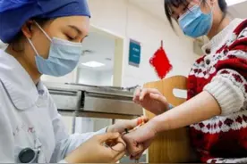 “别怕，姐姐保护你！”图片