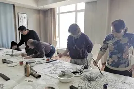追寻吴冠中靳尚谊等大师足迹 书画名家采风威海“八大美院写生基地”图片