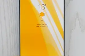Galaxy S21显示屏正面照泄露 相比S20更加“2D”图片