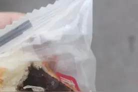 青岛一小孩面包里吃出大块塑料，腹痛4小时，桃李面包：你们自己去医院吧图片