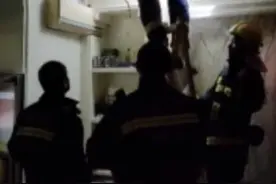 天花板“藏”了个陌生女人？！老板吓得连忙报警图片