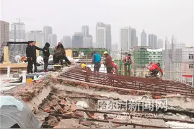 天台楼梯间“扩建”变私宅，拆图片