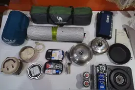 谁说青春只有几年呢？两位大伯骑行三百公里，在西湖边弹起手风琴图片