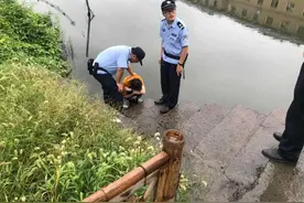 萧山一15岁女孩雨中蹲在河边哭泣，原因令人心酸，热心民警出手相助图片