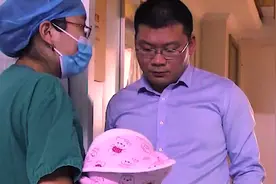 当得知又生了一个儿子后，爸爸的反应亮了图片