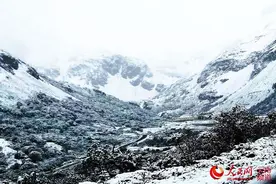 雪飘香格里拉：浩瀚苍茫 美如仙境图片