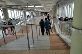 地铁西直门站换乘扶梯白天只上不下，带行李乘客犯了难图片