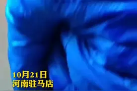 没白疼！3岁小朋友幼儿园吃完油条后，默默装裤子口袋：要给爷爷吃图片