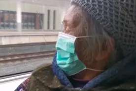 90岁老人坐火车一直乐，背后故事戳中网友图片