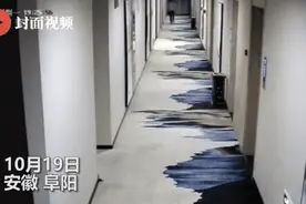 民警宾馆查房门缝塞来小卡片，网友评论亮了图片