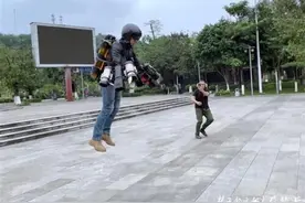 云南小伙花70万自制飞行服，对话中国版钢铁侠：有梦想我就可以飞图片