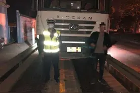 超重大货车被太深的车轮印记“出卖”！交警：你成功引起了我的注意图片