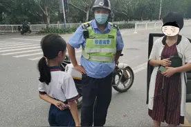 女孩求父亲送上学被责怪睡懒觉，被拒后独自出门找妈妈却迷路图片