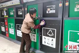 西安一保洁员“魔性”舞蹈走红网络 用舞蹈传递快乐图片