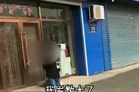 儿女反对父亲再找老伴 老人跪儿子店前要钱图片