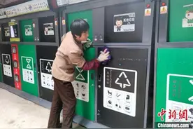 西安一保洁员“魔性”舞蹈走红网络 用舞蹈传递快乐图片