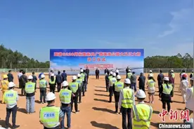 丹东至东兴国道广西段大风江大桥开工建设图片