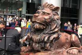 汇丰铜狮“重见天日”，10个月前曾遭暴徒焚烧泼漆图片