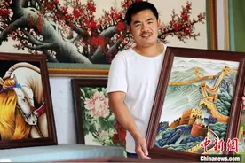 河北平乡一残疾青年凭借“珐琅画”实现致富梦图片