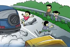 行人、摩托车禁止上高速，勿拿生命走“捷径” | 一线微观图片