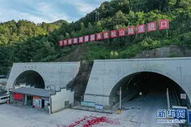 广东：韶新高速松山隧道全线贯通图片