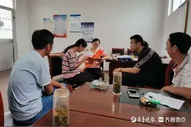 孝心人物｜拖着病残的身躯，他不远千里给老人送爱心图片