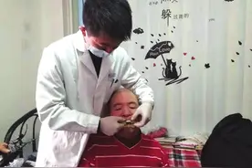 安上新义齿 田大爷开心地笑了图片