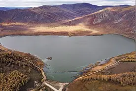 一池秋水碧仍深图片