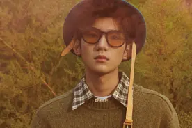 王源登杂志封面 身穿菱格毛衣温暖迷人图片