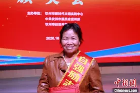 单亲妈妈触网销售农产品摘掉“穷帽子”成当地脱贫榜样人物图片