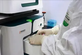 博奥晶典全国首款轻型客车搭载的全集成新冠检测移动实验室交付使用图片