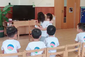 从会说话到会交流，听障儿童经过3年训练加入普通儿童班级图片