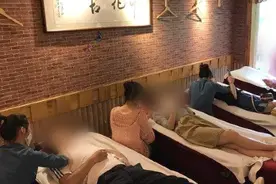 不要盲目掏！小伙享受“采耳”服务后 耳道长满“白毛”视频封面