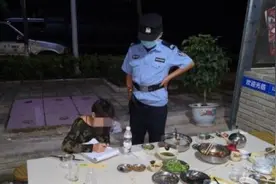 女子聚餐期间上厕所返回时傻眼：十几位朋友集体逃单视频封面