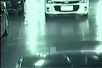教科书式自救！被歹徒持刀劫持，女子驾车出车库口时突然猛撞前车...图片