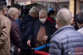 四川知名医院取消现场挂号，老人：“不能把我们拒之门外啊”图片