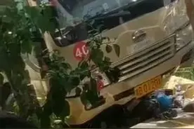 突发！三亚一公交车冲向人行道，两人被卷入车底图片