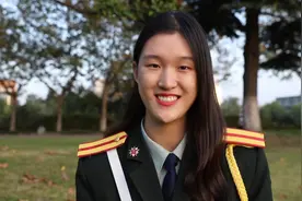 身高1米86大一新生成唯一女护旗手，同学：门面担当视频封面