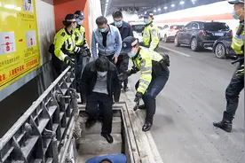武汉长江公铁隧道举行演练 记者体验长江疏散通道视频封面