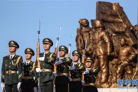 雄赳赳、气昂昂，奋勇前进图片