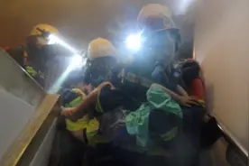 房间传出呼救声！广州一居民楼凌晨起火，3大人2小孩被救图片