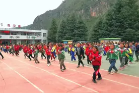 不一样的课间操！四川凉山一校长带全校学生跳鬼步舞图片